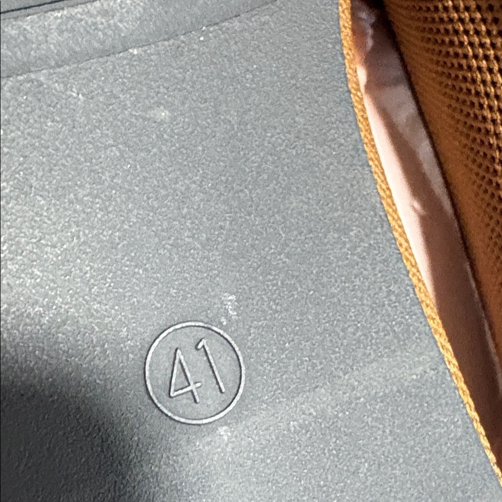 Elegant Brown Loafers with Black Accents - Picture 3 of 7